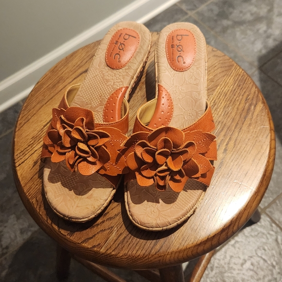 b.o.c. Women's Tan Floral Sandals - Picture 2 of 9